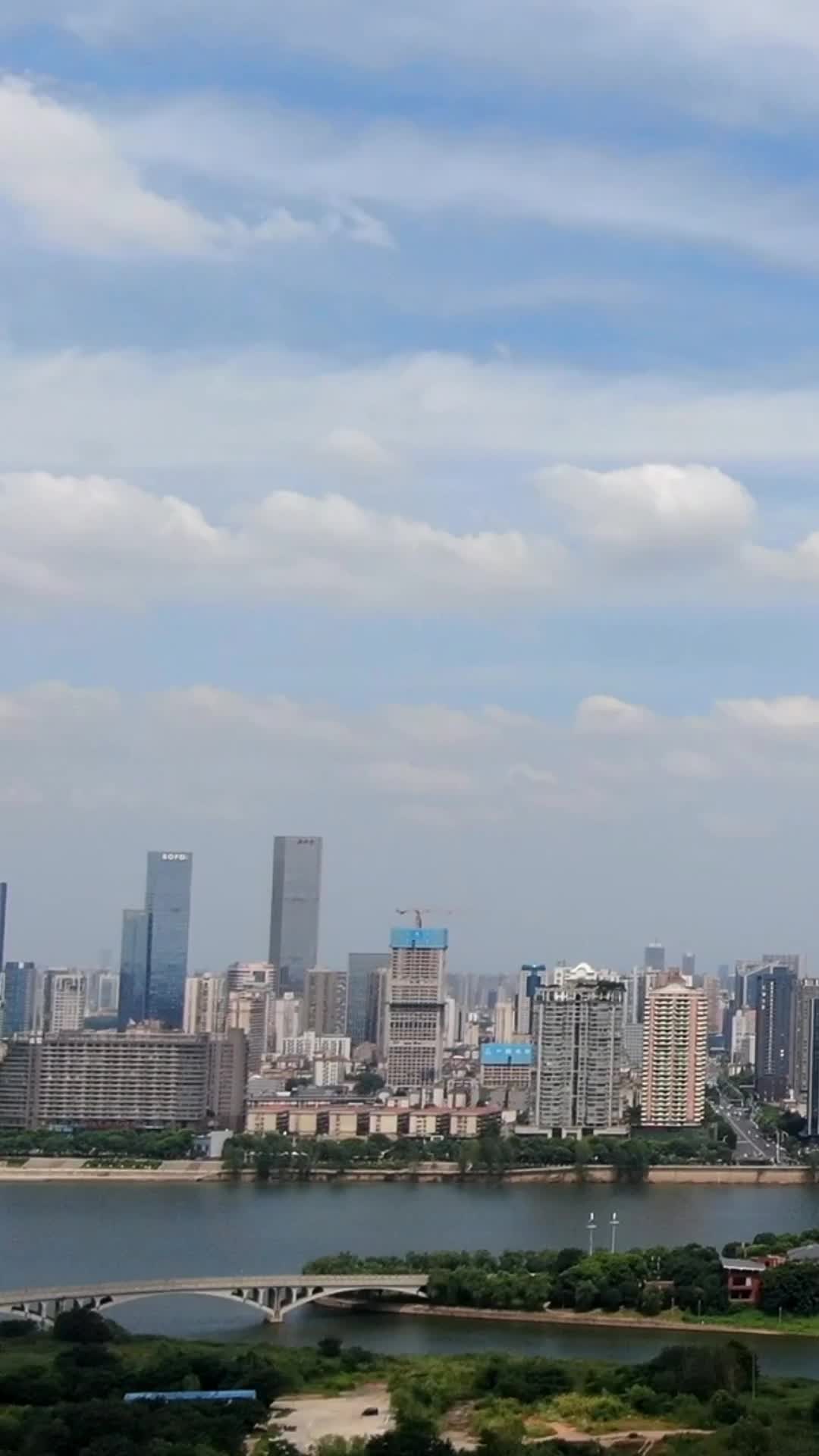 竖屏航拍湖南长沙城市风光移动延时视频的预览图