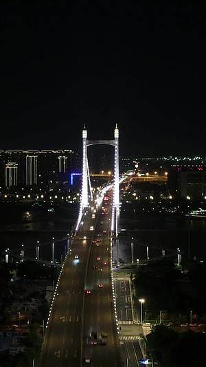 竖屏航拍城市夜景交通移动延时视频的预览图