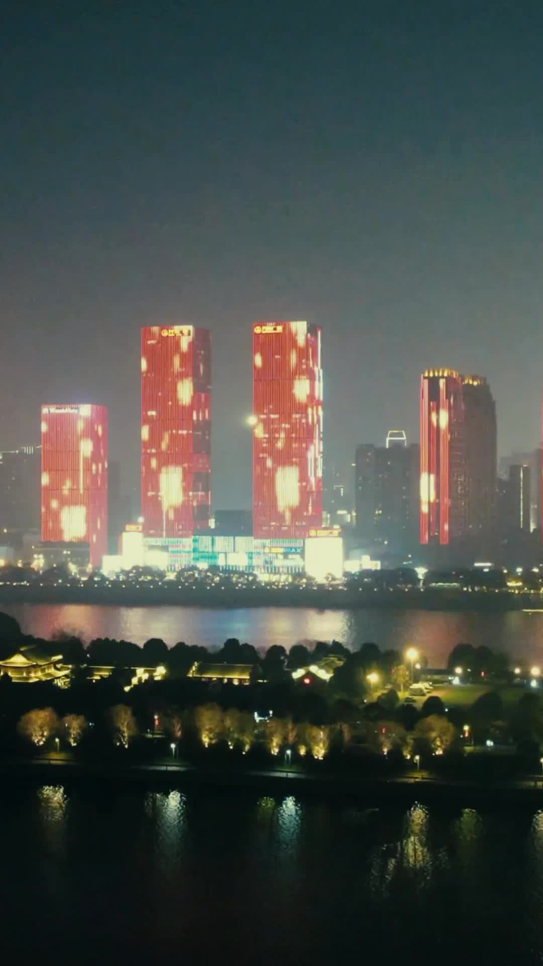 竖屏航拍湖南长沙城市夜景移动延时视频的预览图