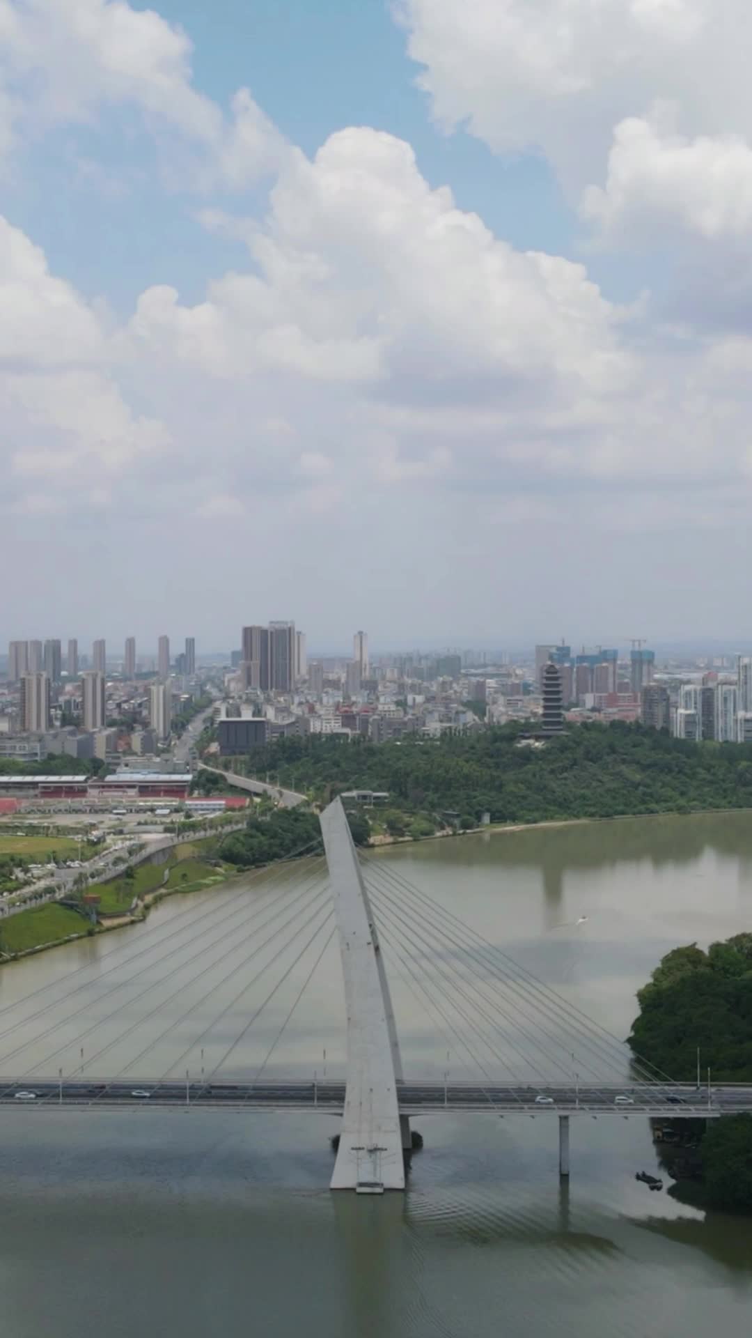 竖屏航拍江西赣州城市风光移动延时视频的预览图