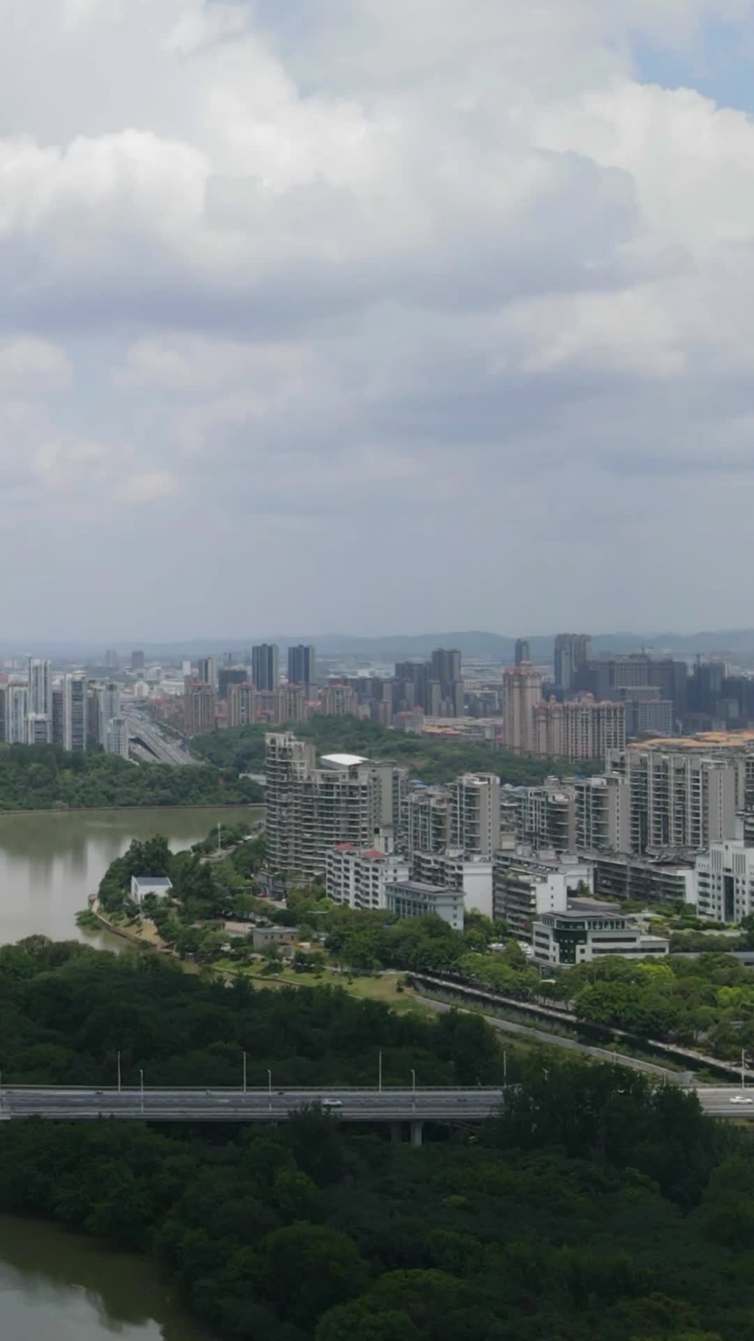 竖屏航拍江西赣州城市风光移动延时视频的预览图