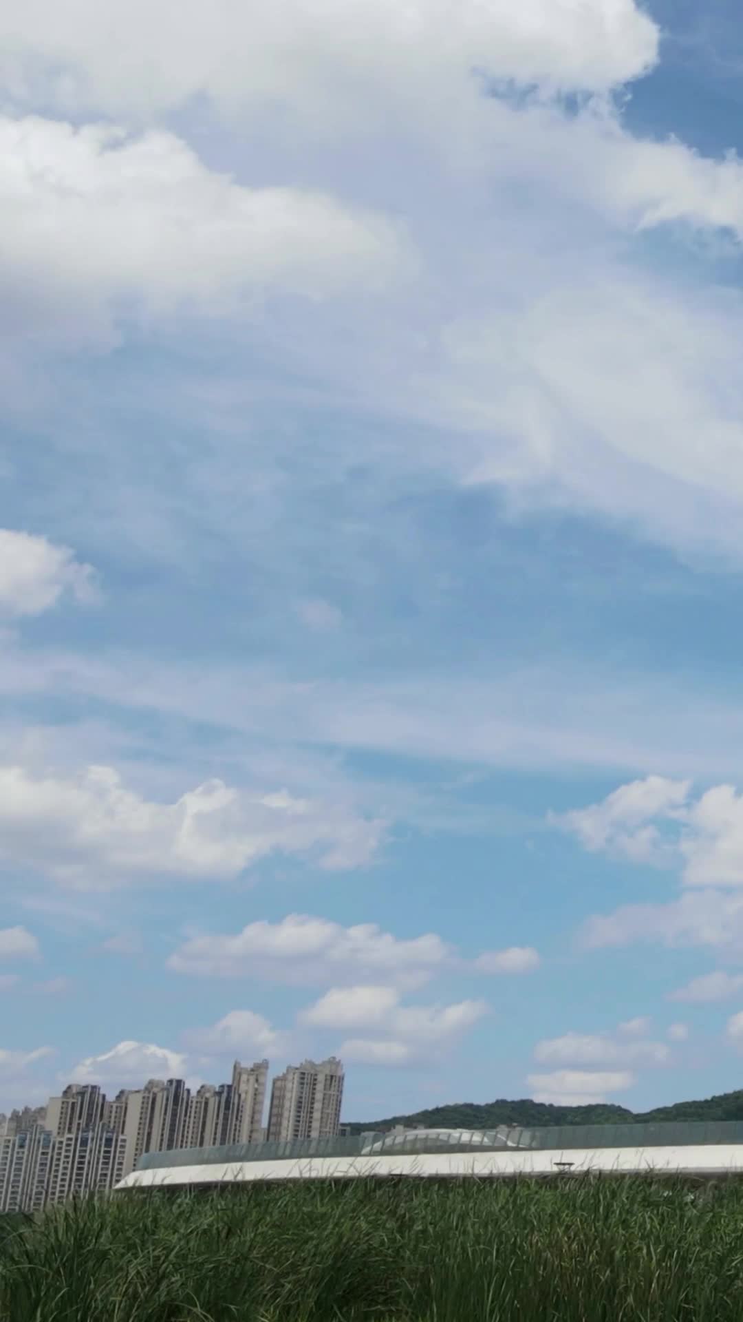 航拍城市蓝天白云云朵变化移动延时视频的预览图