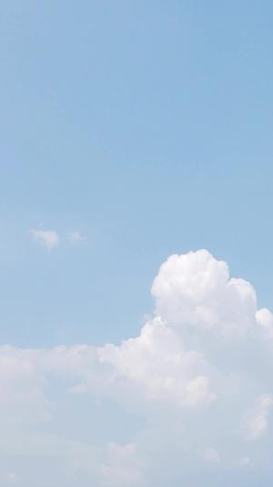 天空蓝天白云云朵竖屏航拍延时视频的预览图