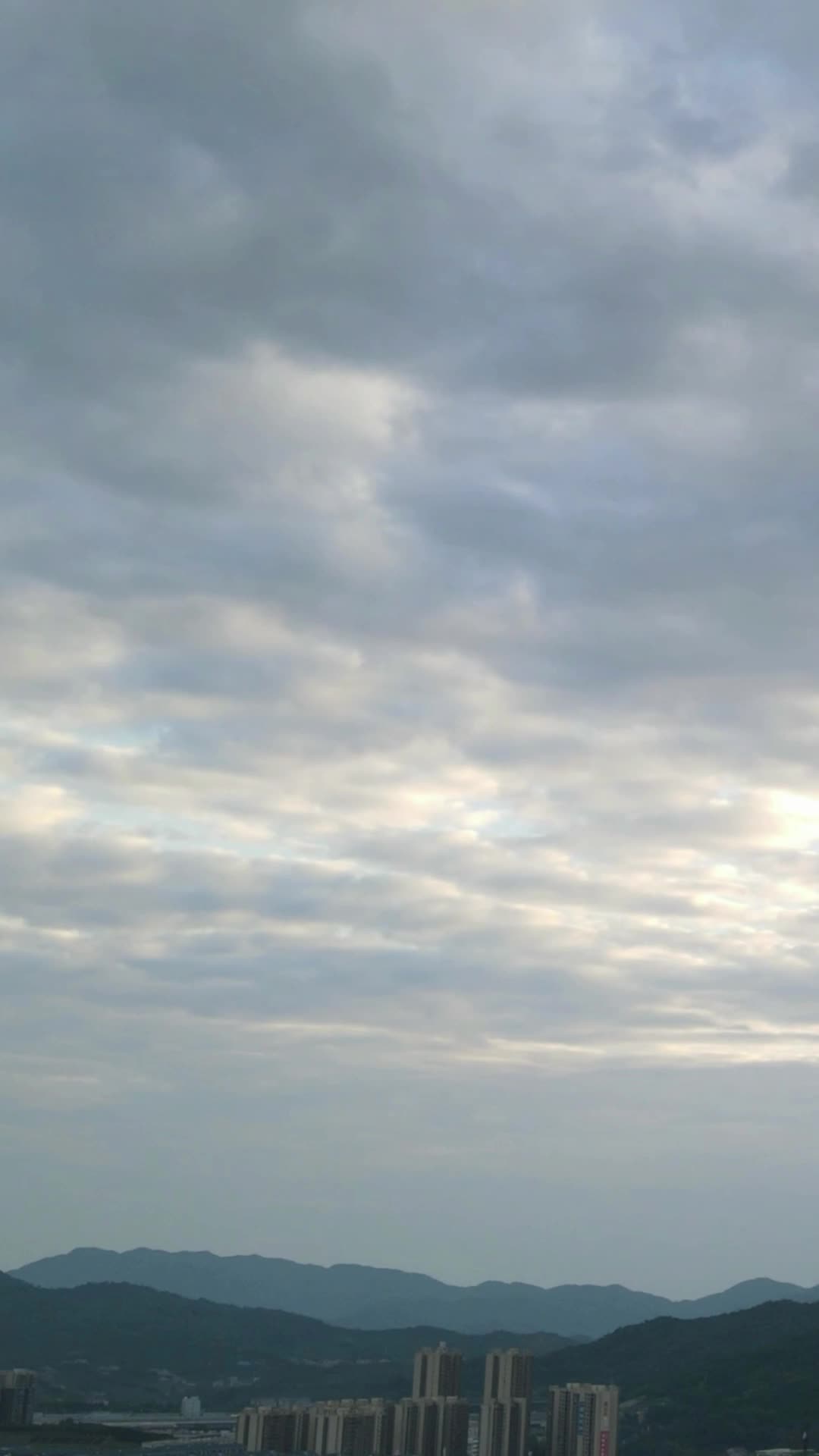 航拍城市蓝天白云云朵变化移动延时视频的预览图