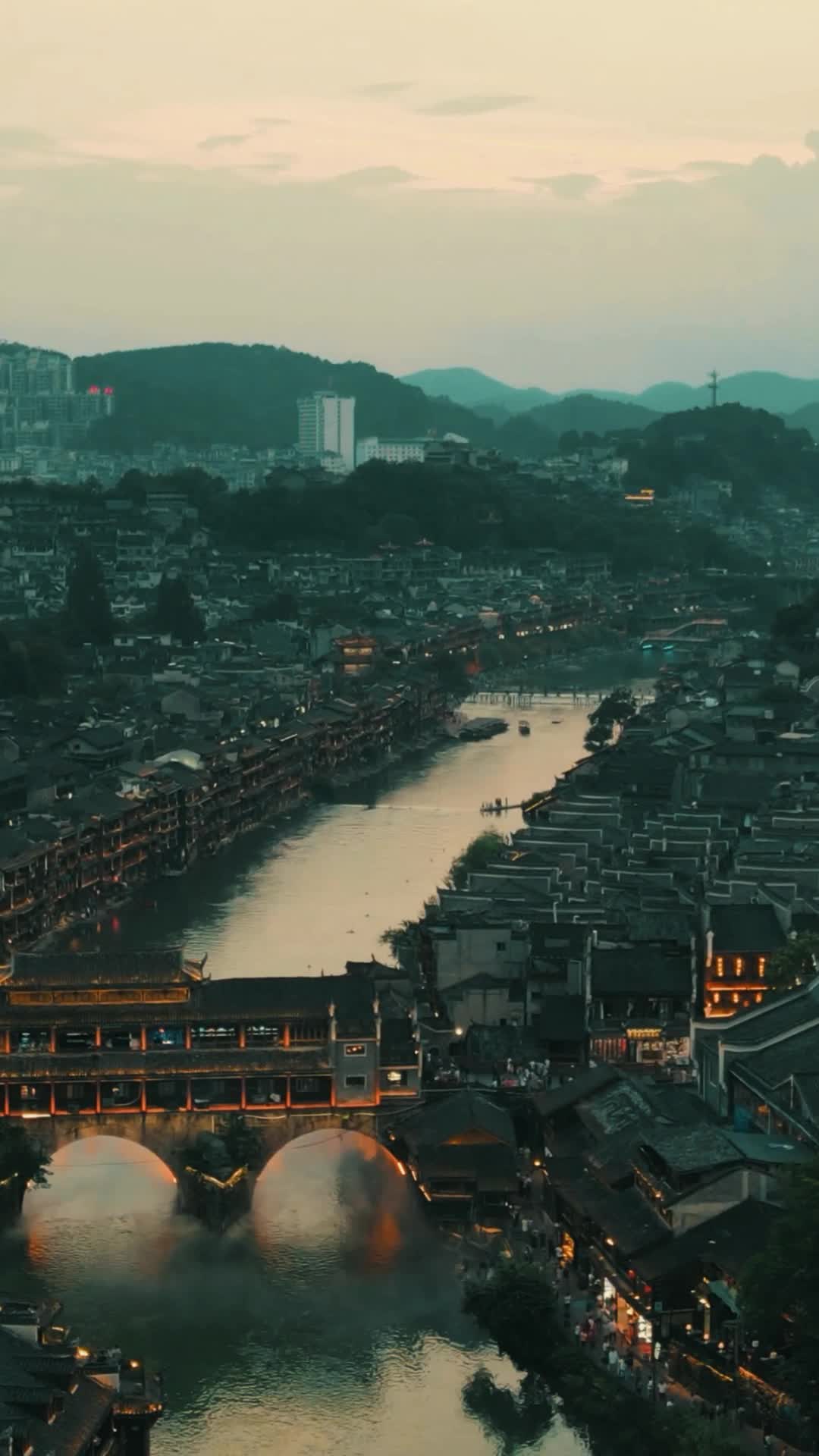 湖南湘西凤凰古城日落夜幕降临航拍延时竖屏视频的预览图