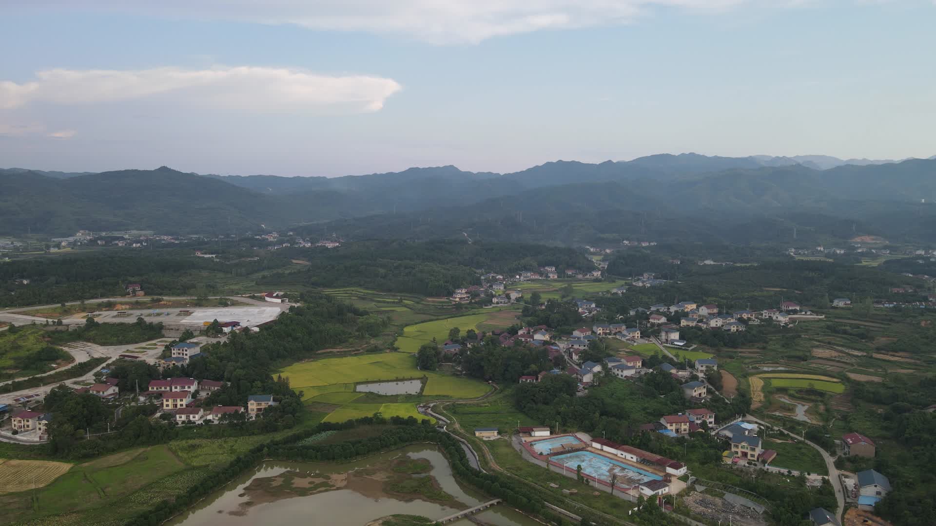 航拍湖南农村田野风光视频的预览图