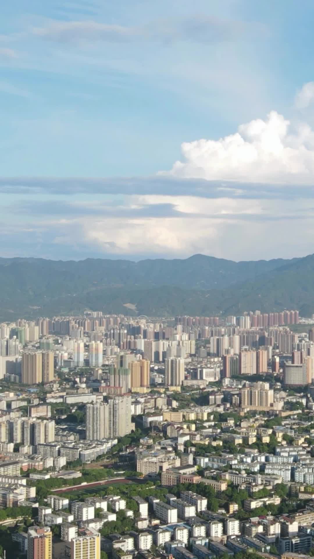 城市蓝天白云移动延时竖屏航拍视频的预览图
