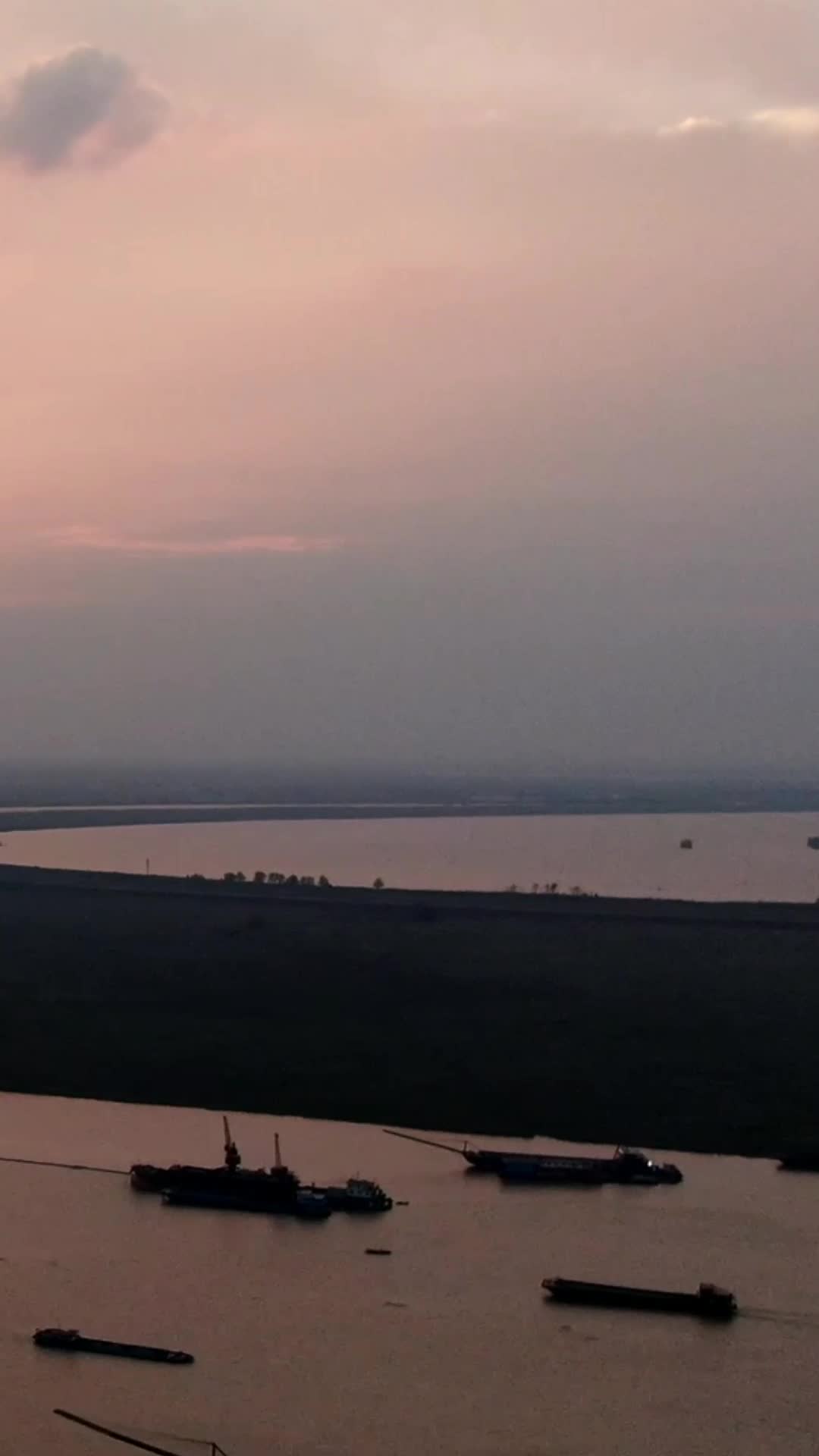大自然夕阳晚霞日落移动延时航拍视频的预览图