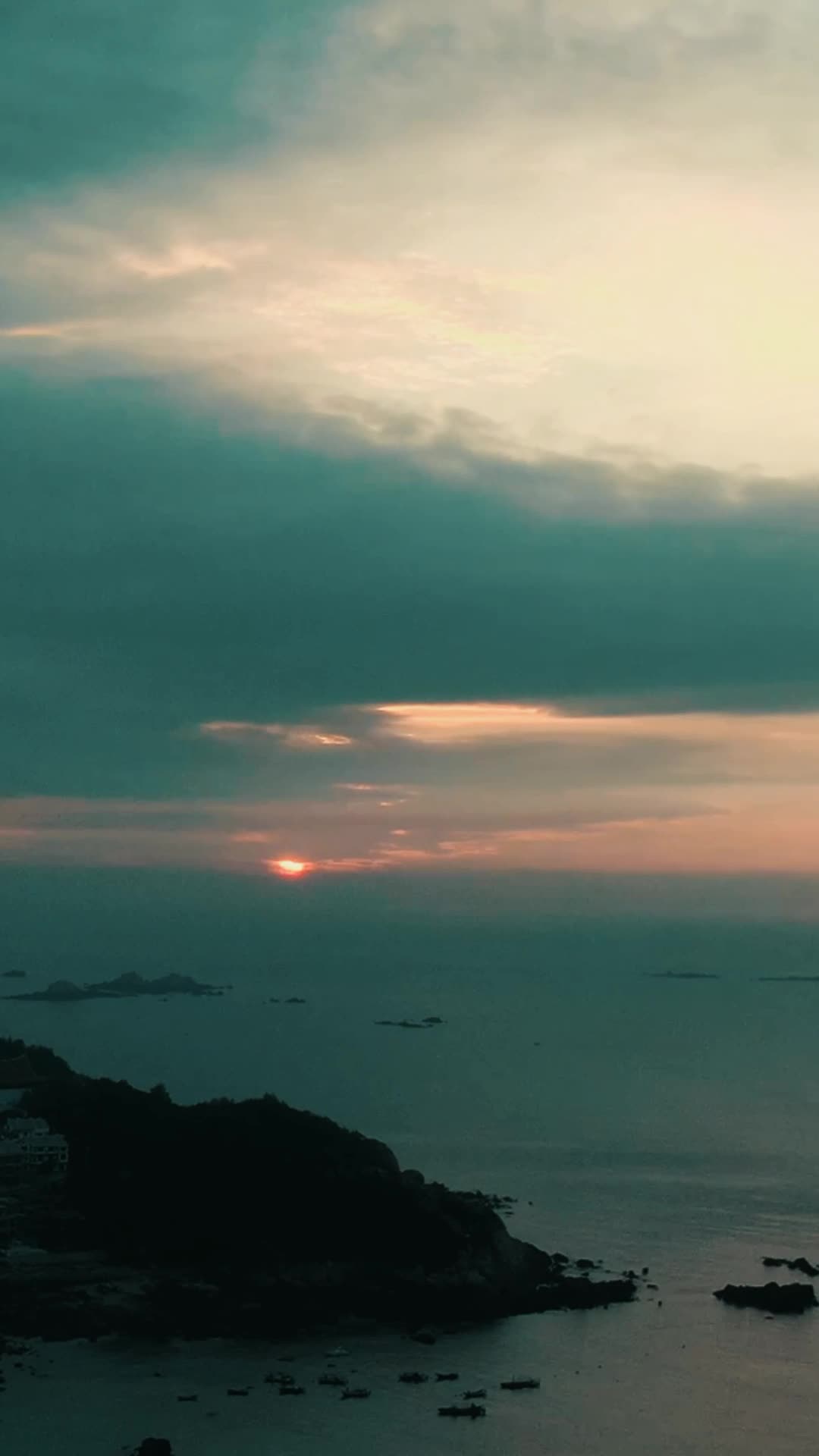 大自然夕阳晚霞日落移动延时航拍视频的预览图