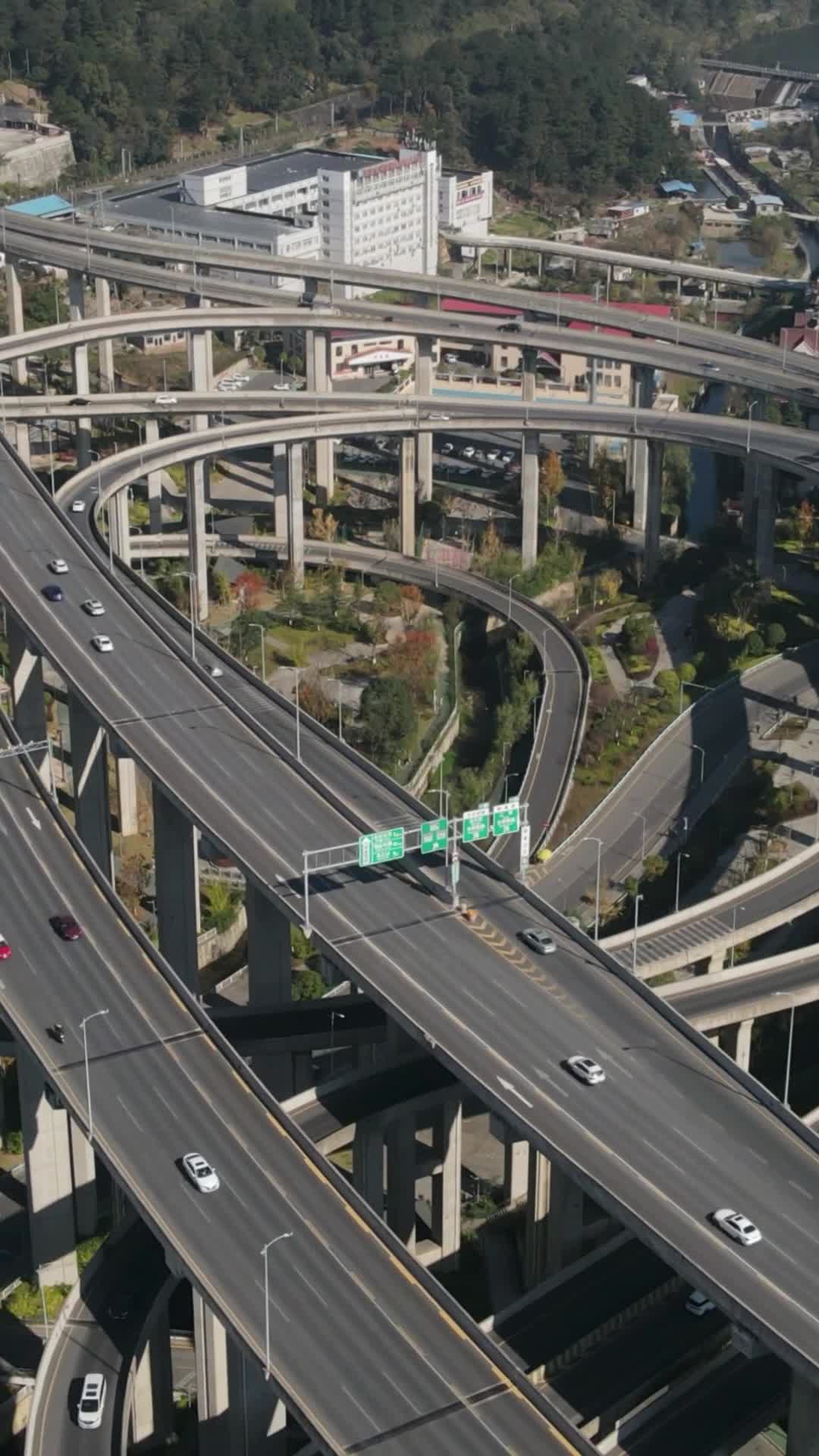 城市交通高架桥竖屏航拍延时视频的预览图
