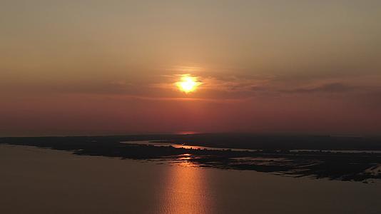 航拍夕阳落日金色湖面视频的预览图