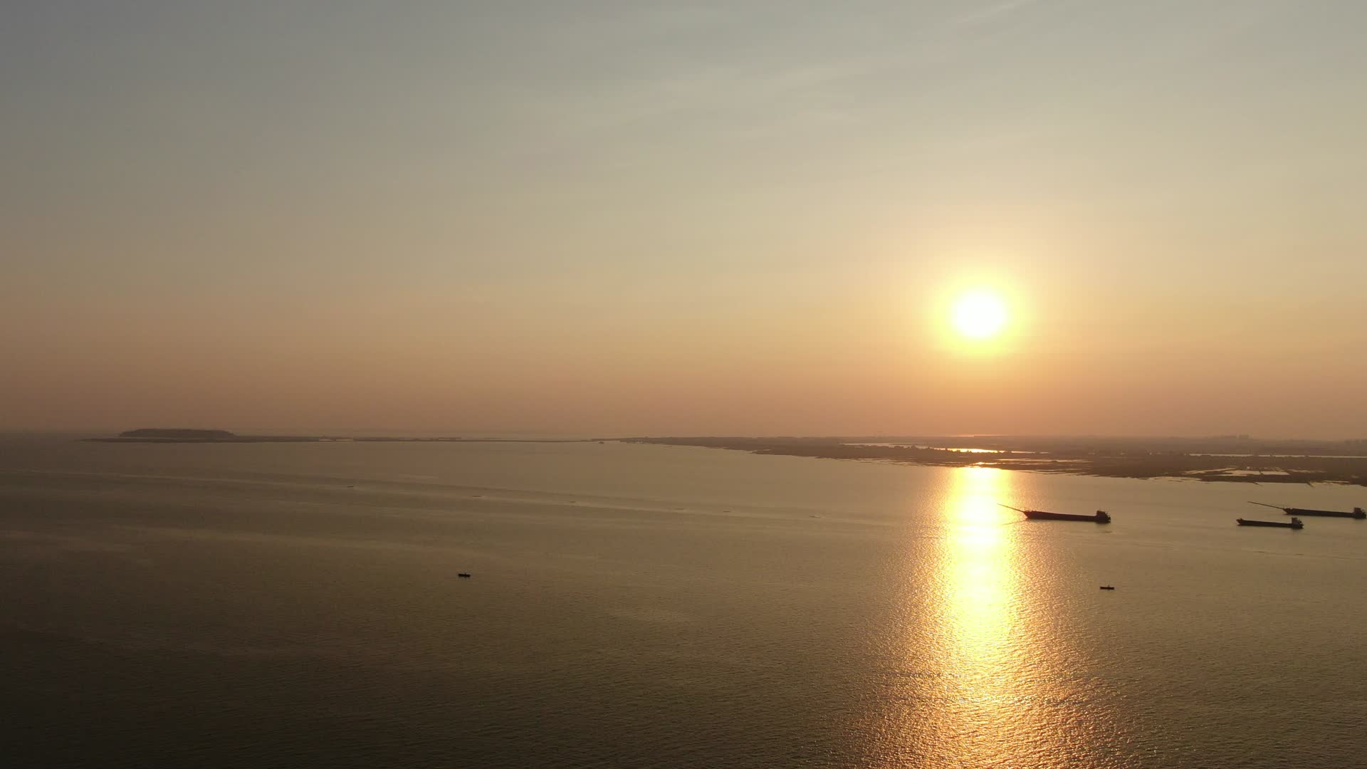 航拍金色湖面夕阳晚霞视频的预览图