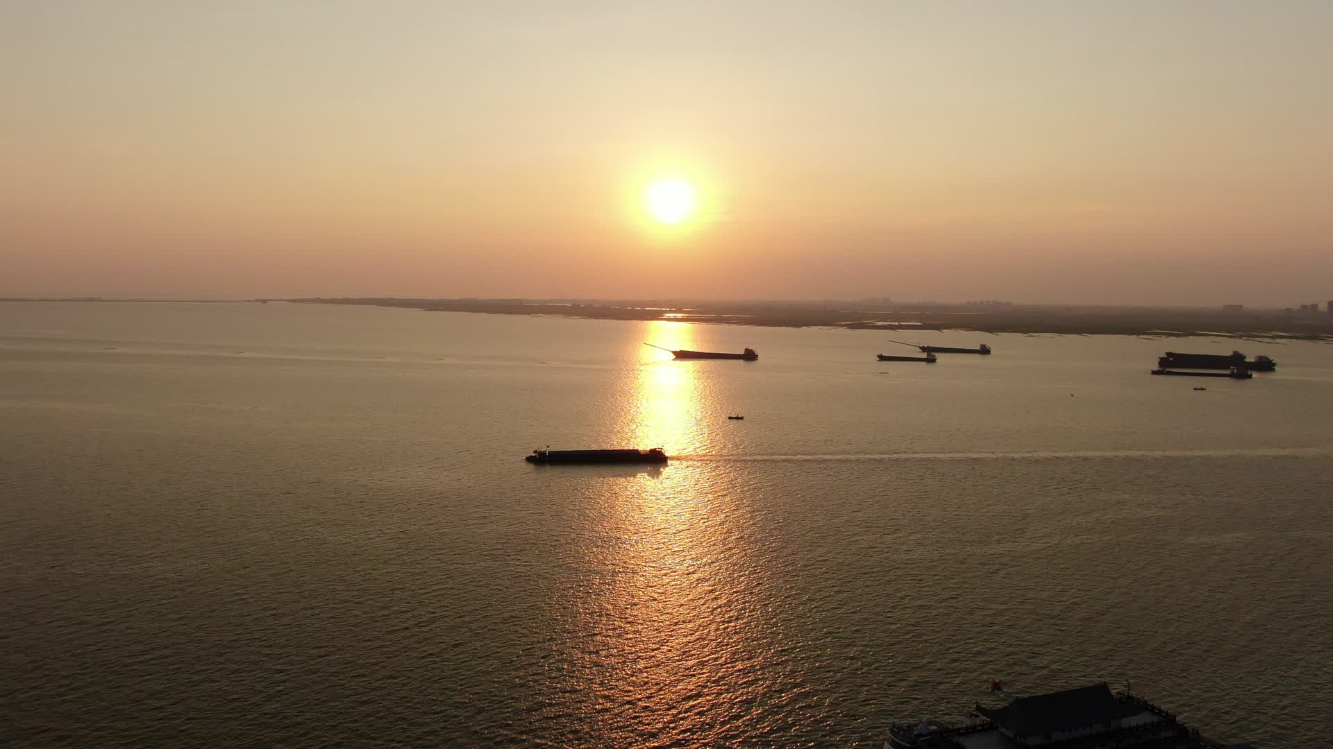 航拍湖南洞庭湖夕阳落日金色湖面视频的预览图