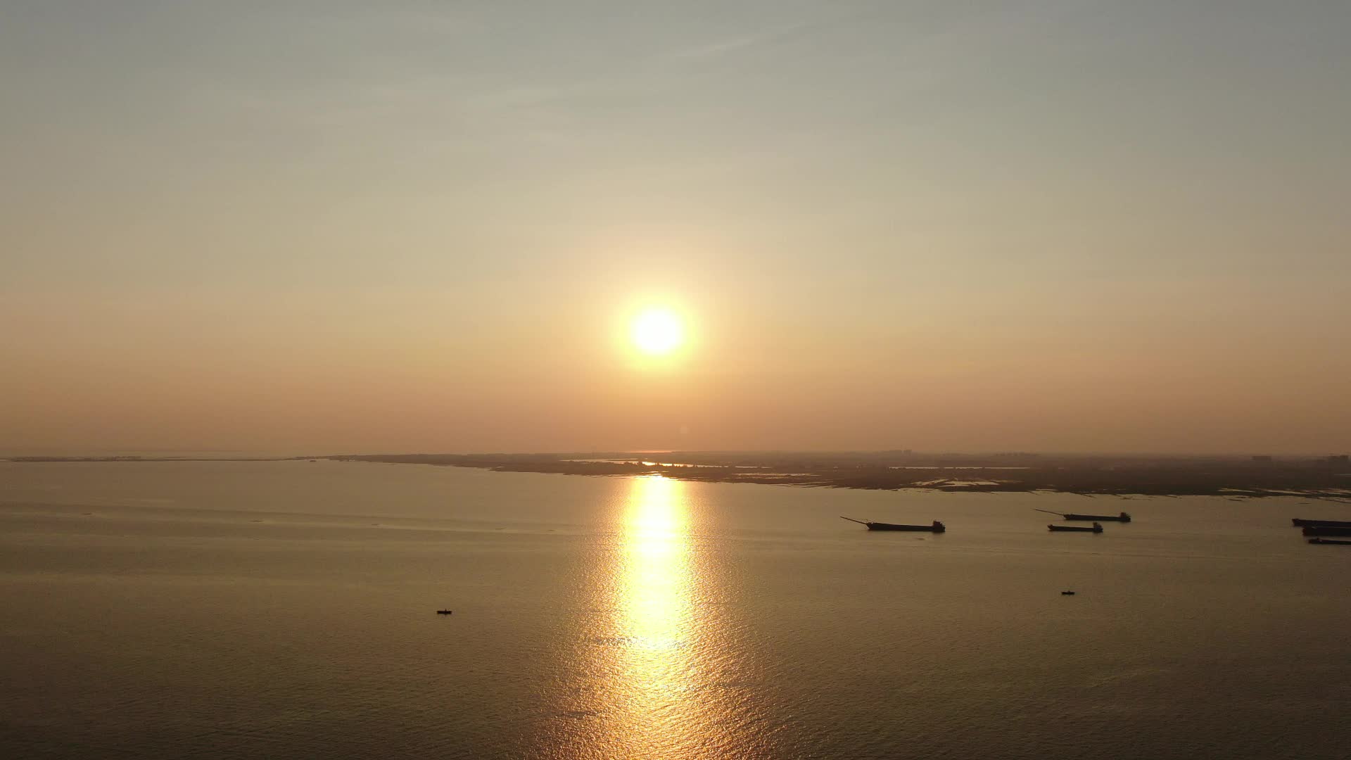 航拍湖南岳阳洞庭湖日落金色湖面视频的预览图