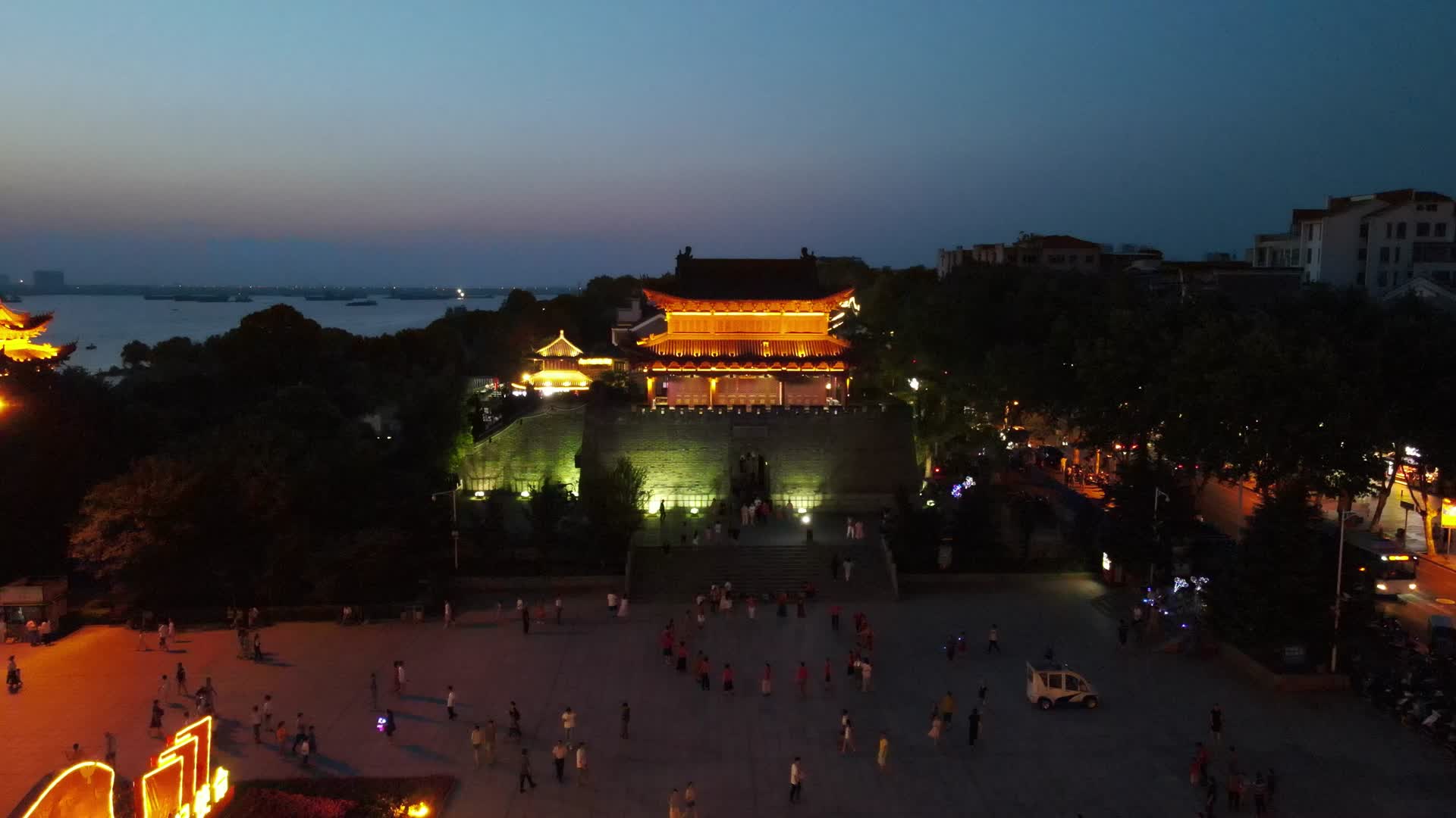 航拍湖南岳阳巴陵广场瞻岳门视频的预览图