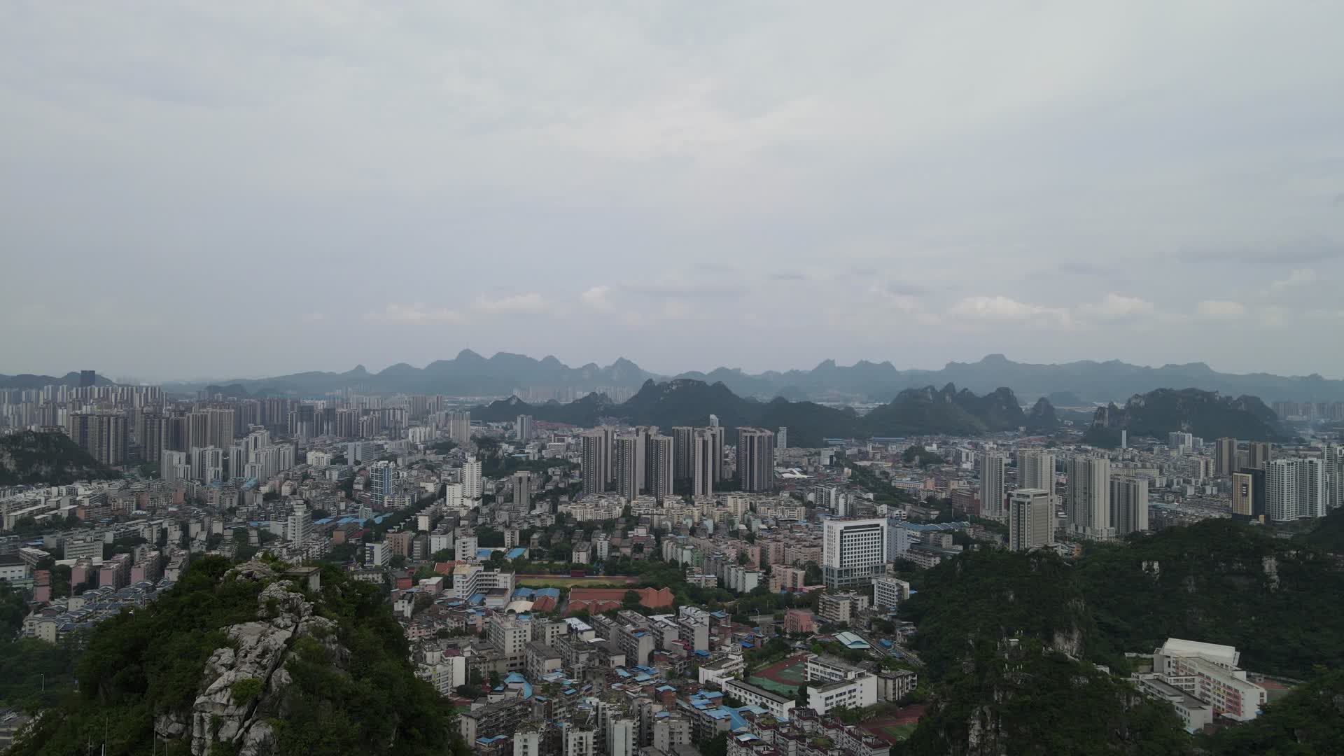 航拍广西柳州城市大山风光视频的预览图