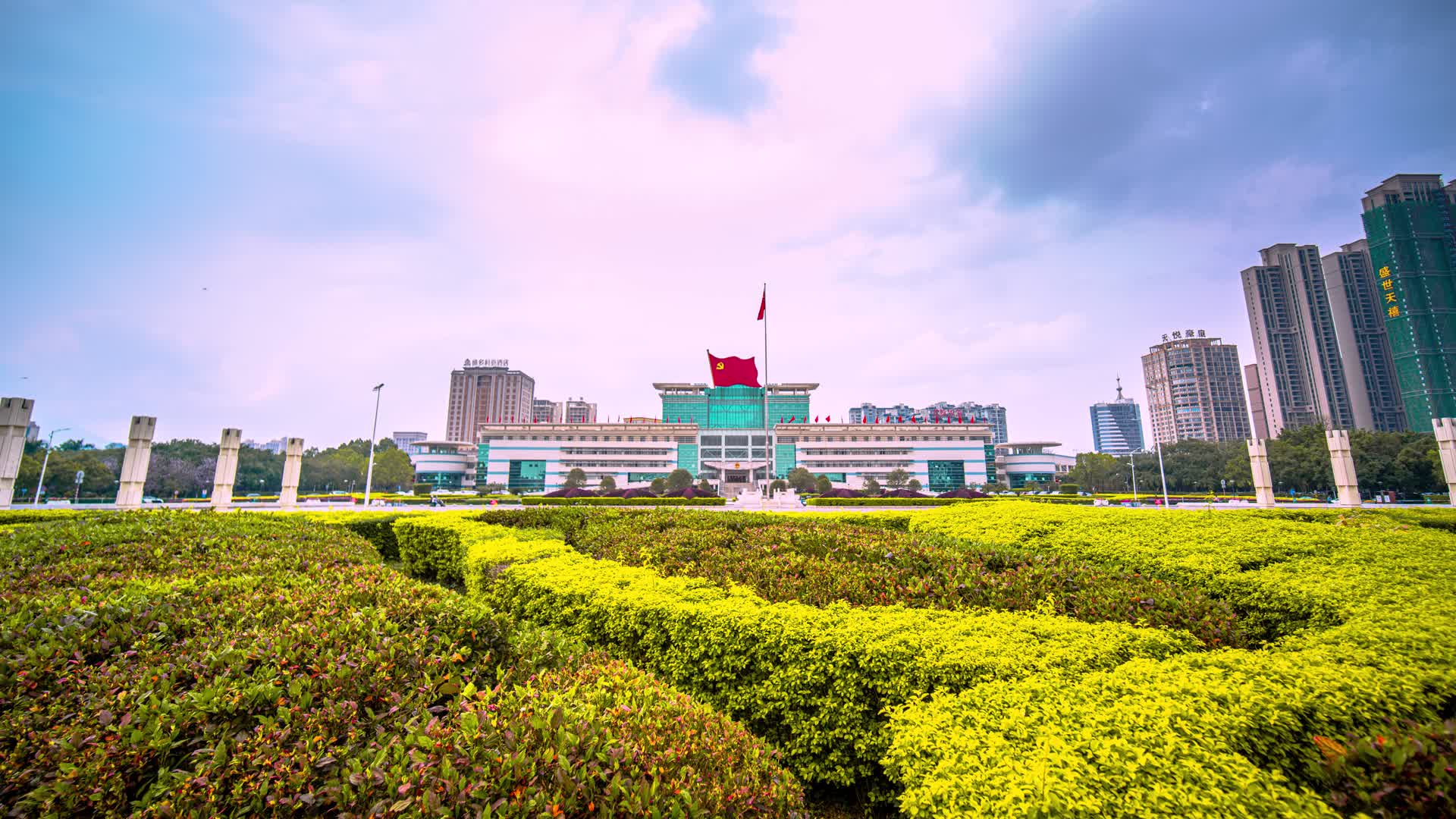 8k延时广西贵港政府大楼红旗飘扬视频的预览图