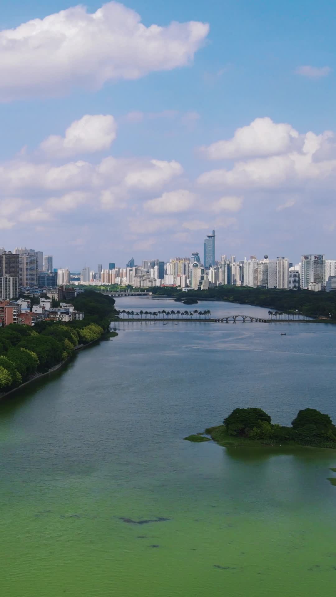 4K航拍广西南宁南湖城市风景蓝天白云天际线视频的预览图