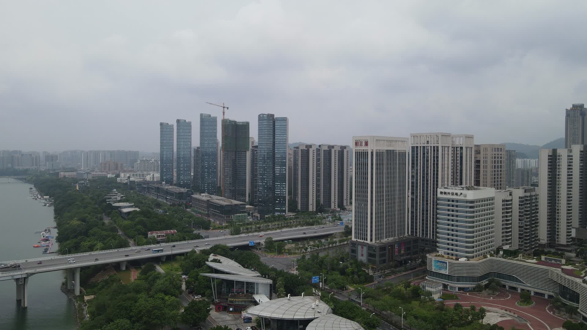 航拍广西柳州城市高楼荣和天誉视频的预览图