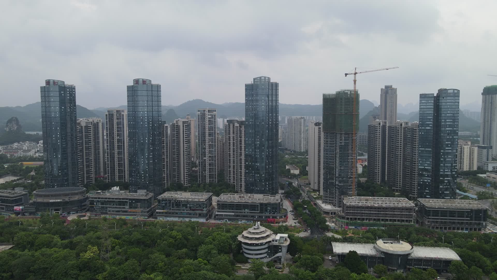 航拍广西柳州江景豪宅视频的预览图
