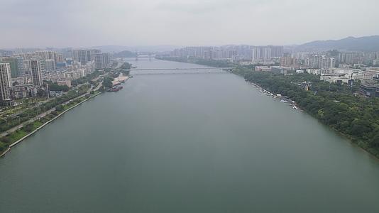 航拍广西柳州柳江两岸风光视频的预览图