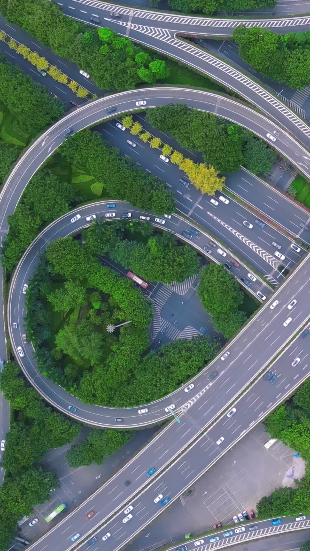 航拍城市高架立交桥竖屏视频的预览图