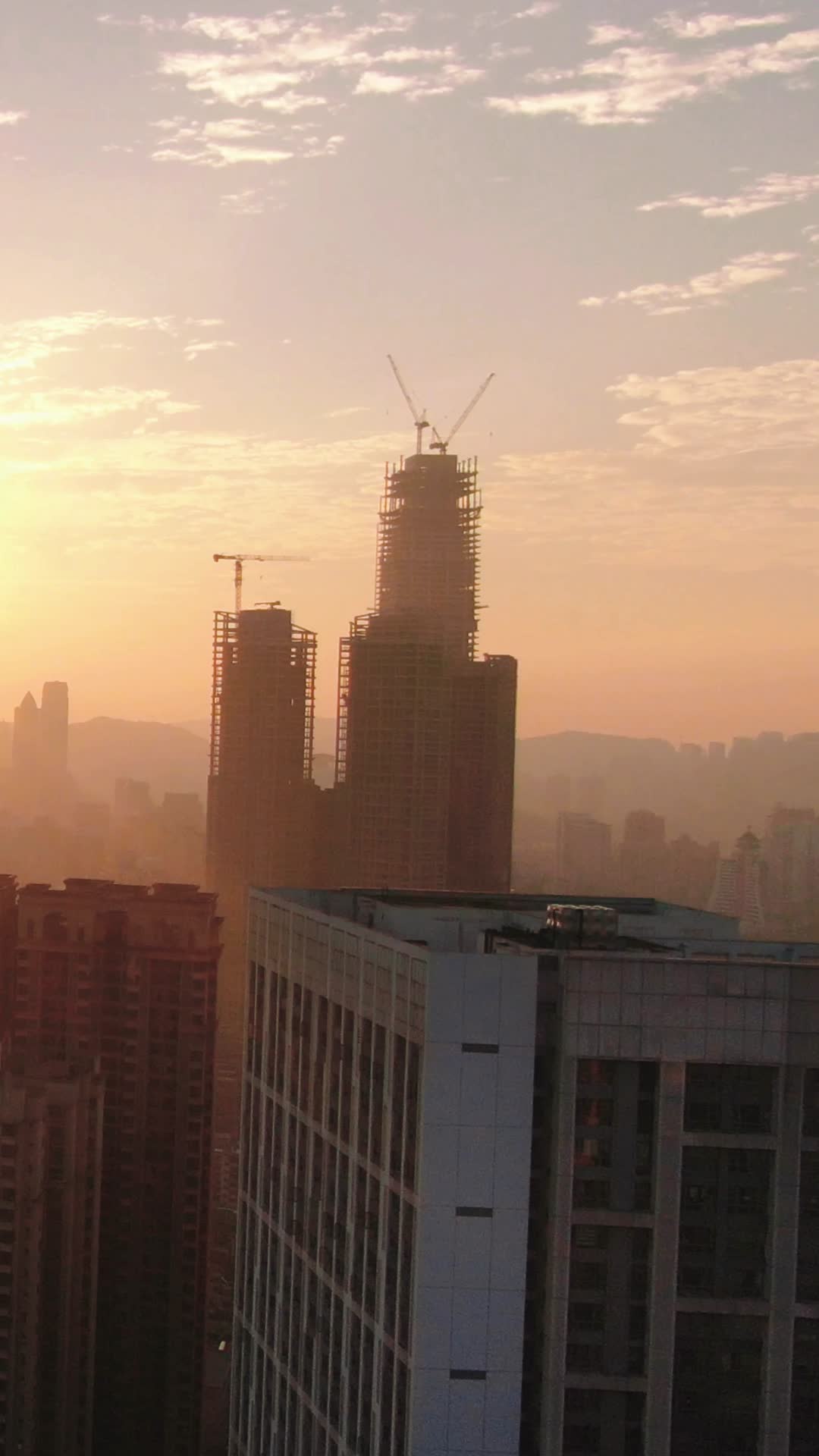 航拍城市日出彩霞竖屏视频的预览图