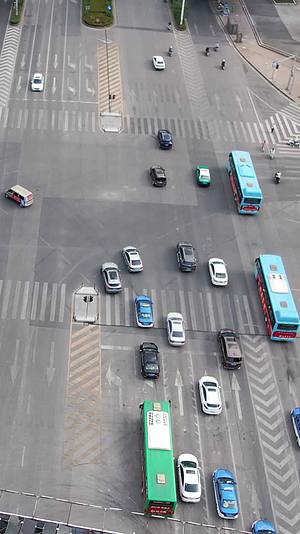 航拍城市交通车辆行驶竖屏视频的预览图