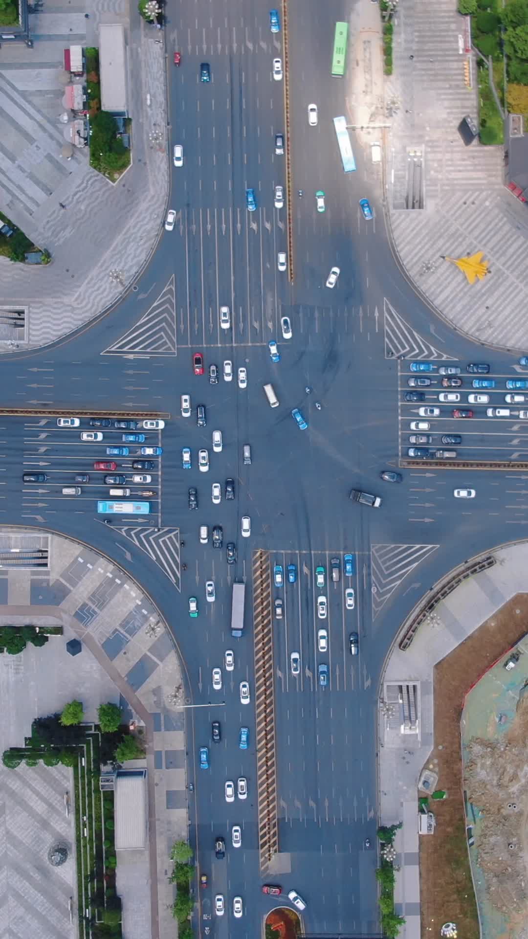 航拍城市交通车辆行驶竖屏视频的预览图