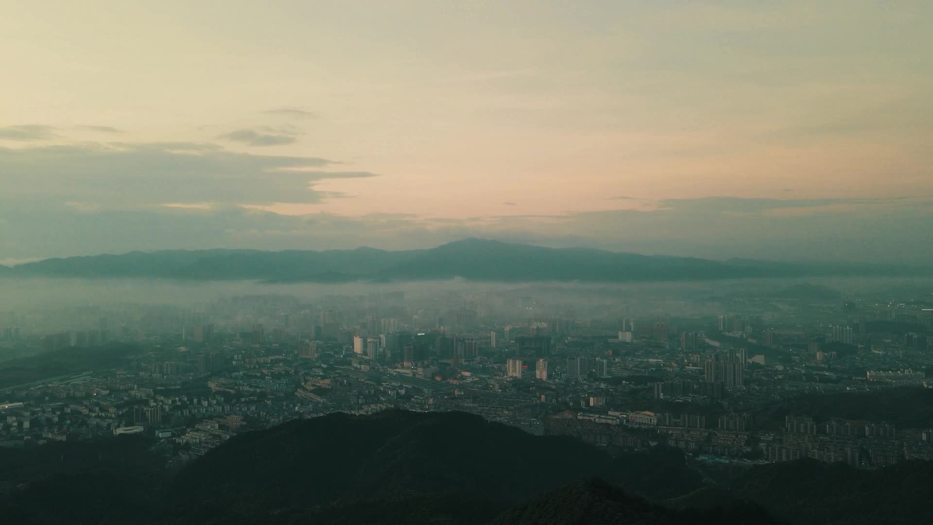 航拍清晨山间云雾缭绕视频的预览图