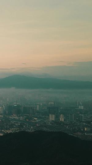 航拍城市清晨迷雾竖屏视频的预览图