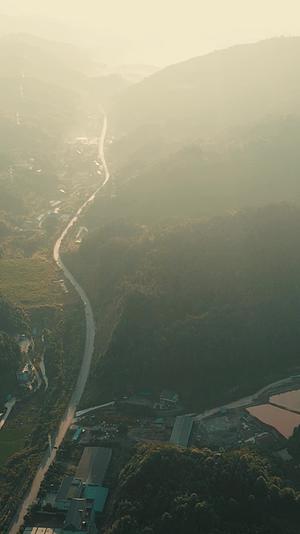航拍清晨山间云雾缭绕视频的预览图