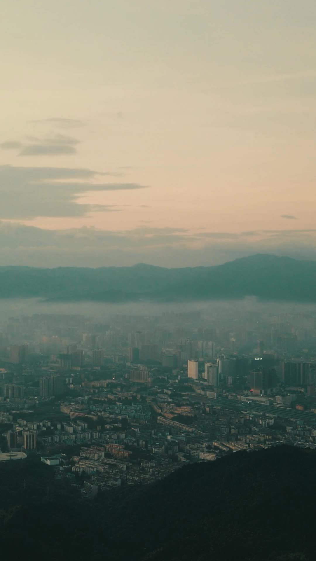 航拍城市清晨迷雾竖屏视频的预览图