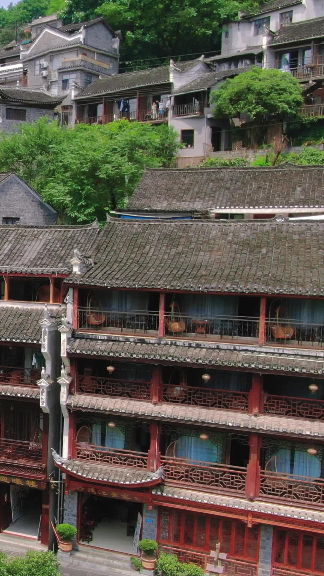 航拍湖南湘西凤凰古城竖屏视频的预览图