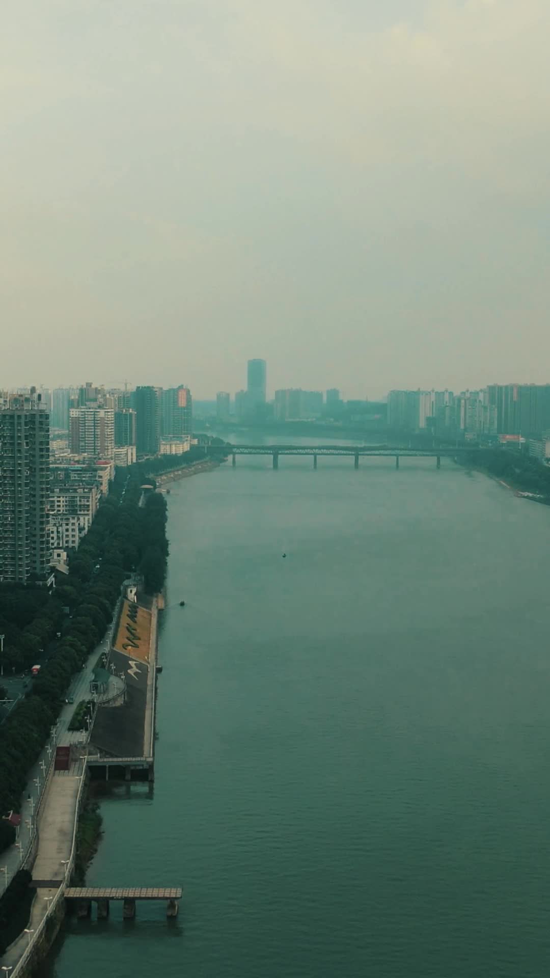 航拍湖南衡阳城市风光交通竖屏视频的预览图