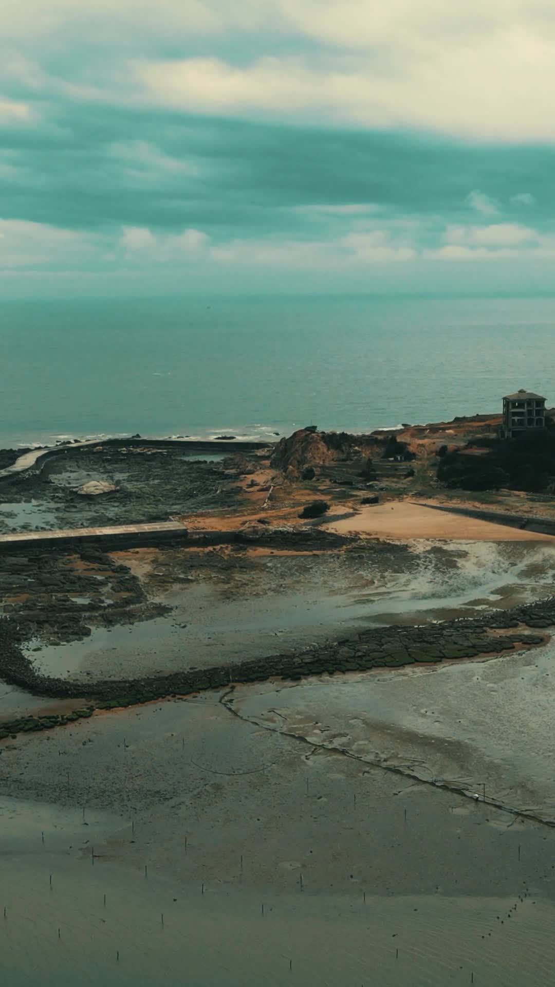 航拍大海岛屿自然风景竖屏视频的预览图
