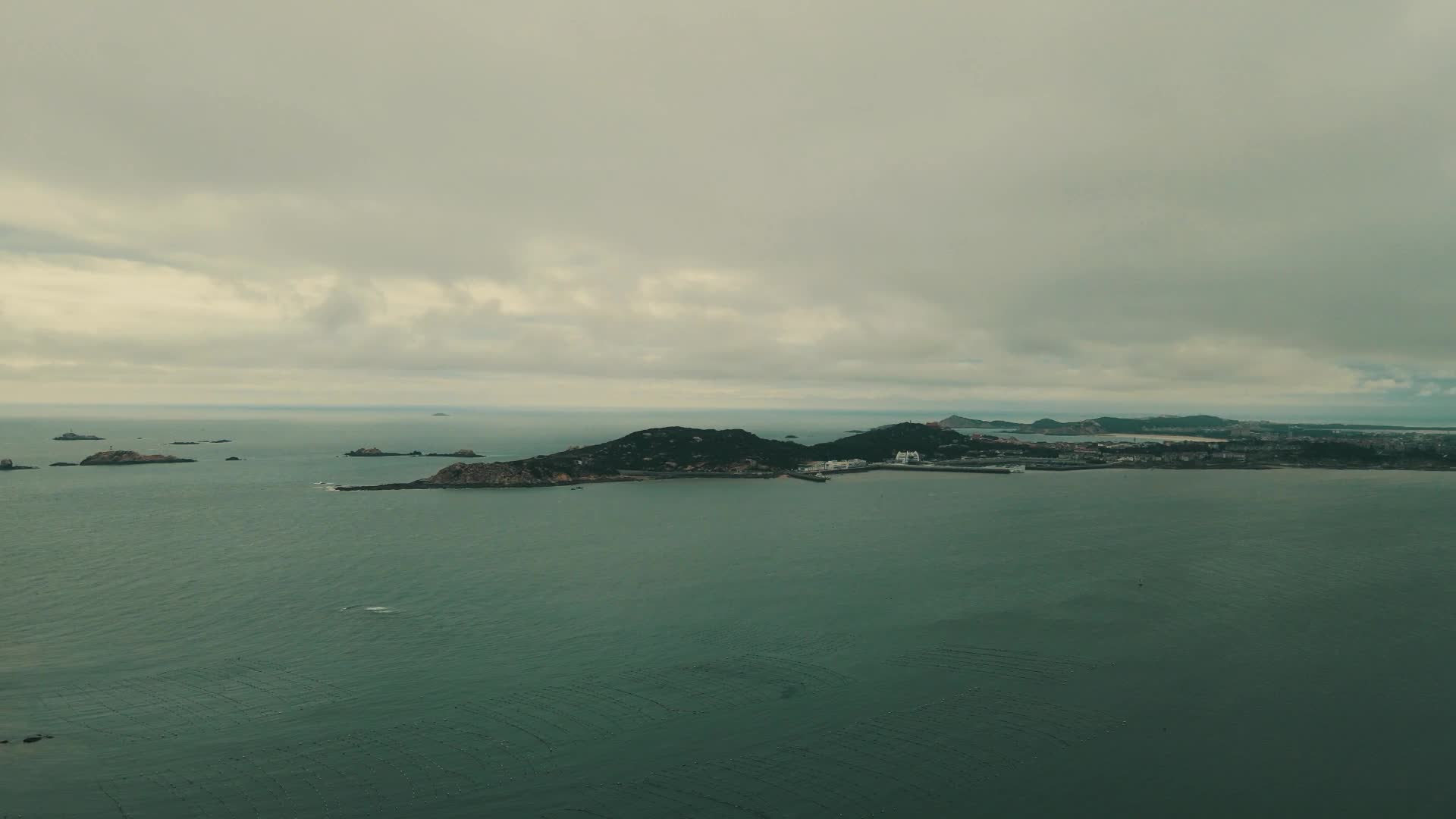 航拍大海岛屿自然风景竖屏视频的预览图
