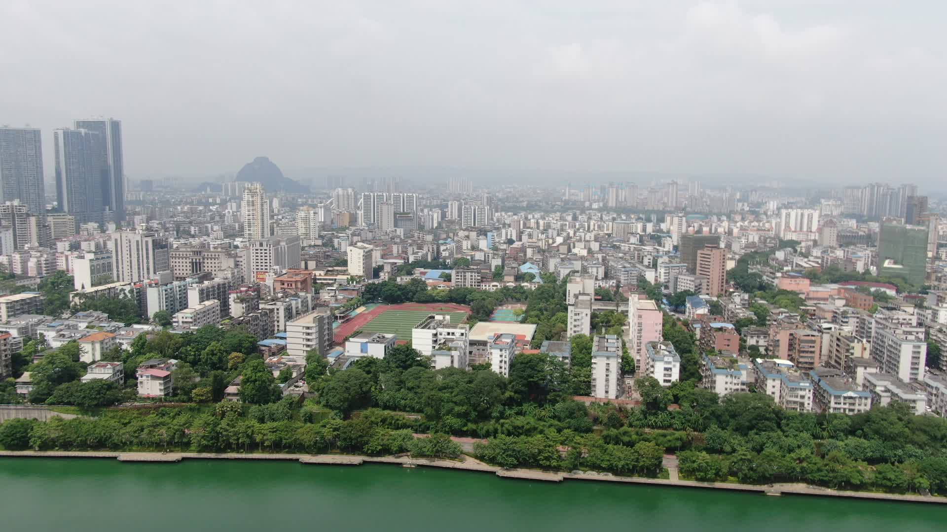 航拍广西柳州柳江江堤城市建设视频的预览图