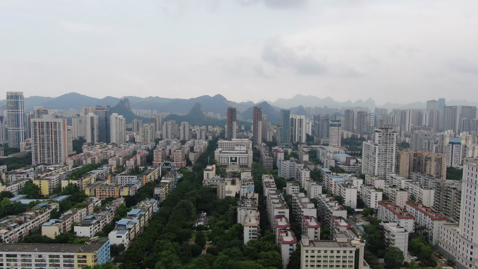 航拍广西柳州潭中西路城市高楼视频的预览图