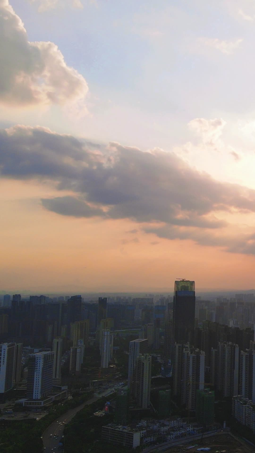 航拍城市日落晚霞夕阳竖屏视频的预览图