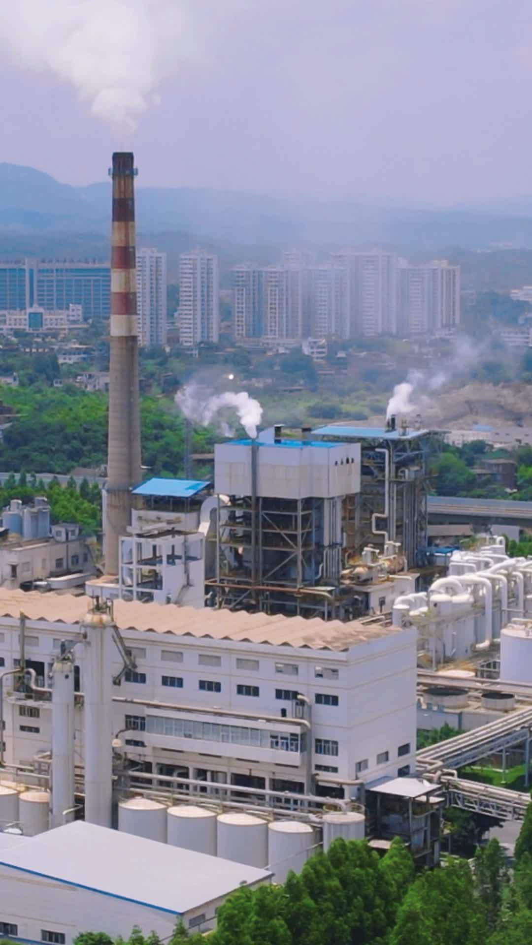航拍工业生产工厂竖屏视频的预览图