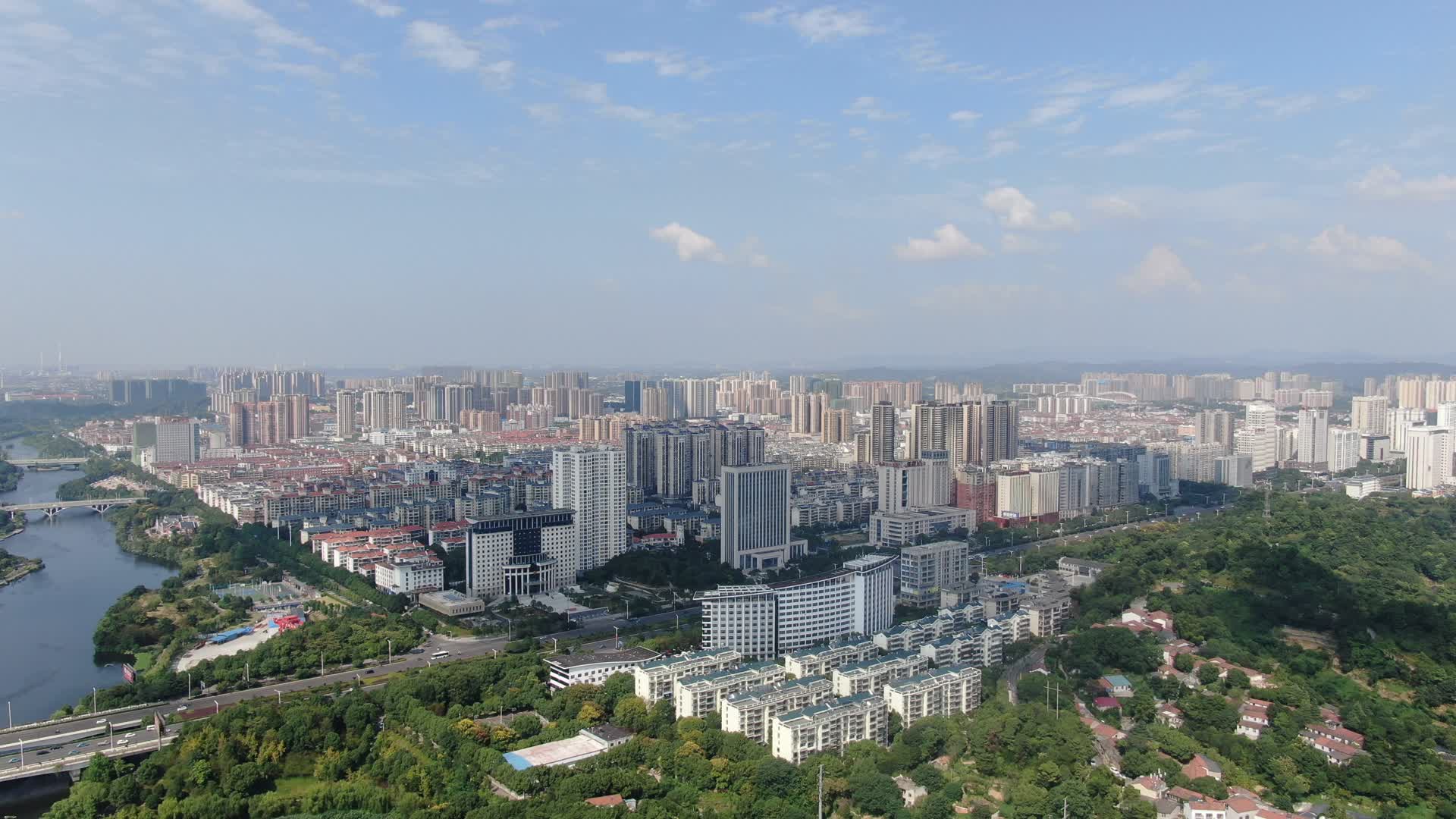 航拍湖南岳阳城市天际线视频的预览图