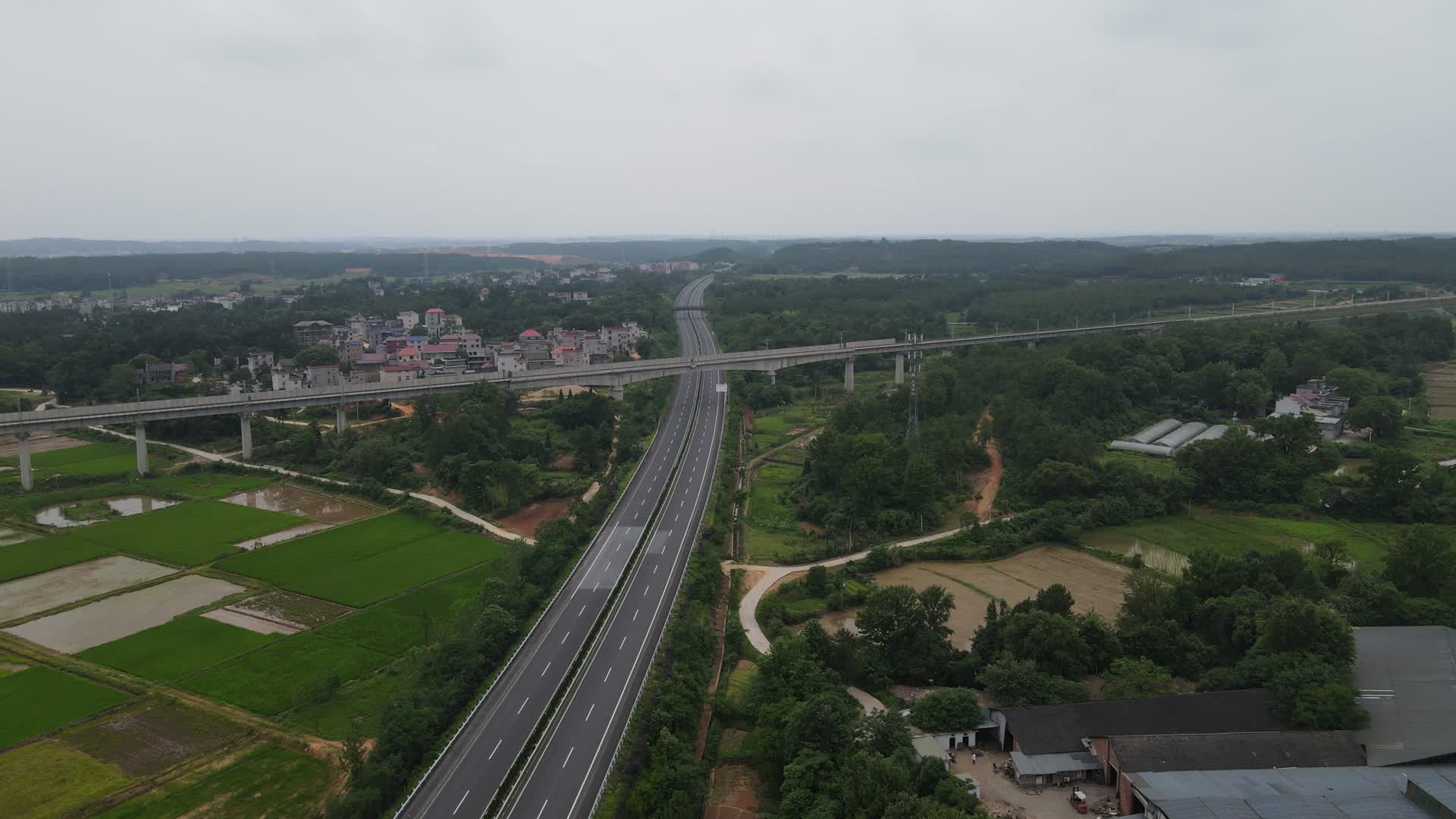 航拍农田中的高速公路视频的预览图