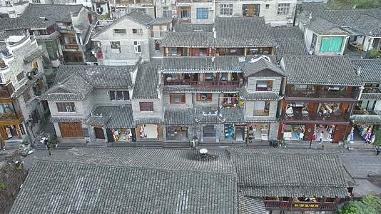 航拍中国建筑古街古巷木屋视频的预览图