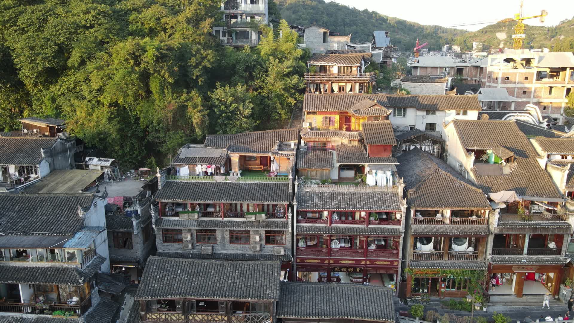 航拍中国建筑古街古巷木屋视频的预览图