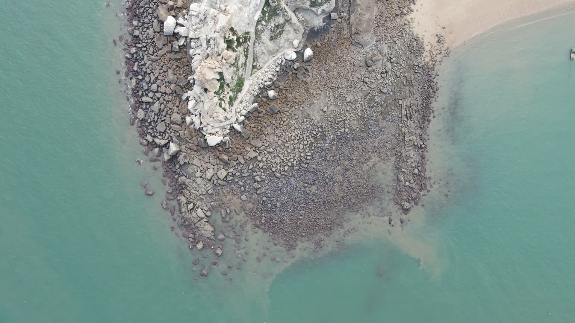 航拍大海海洋礁石沙滩视频的预览图