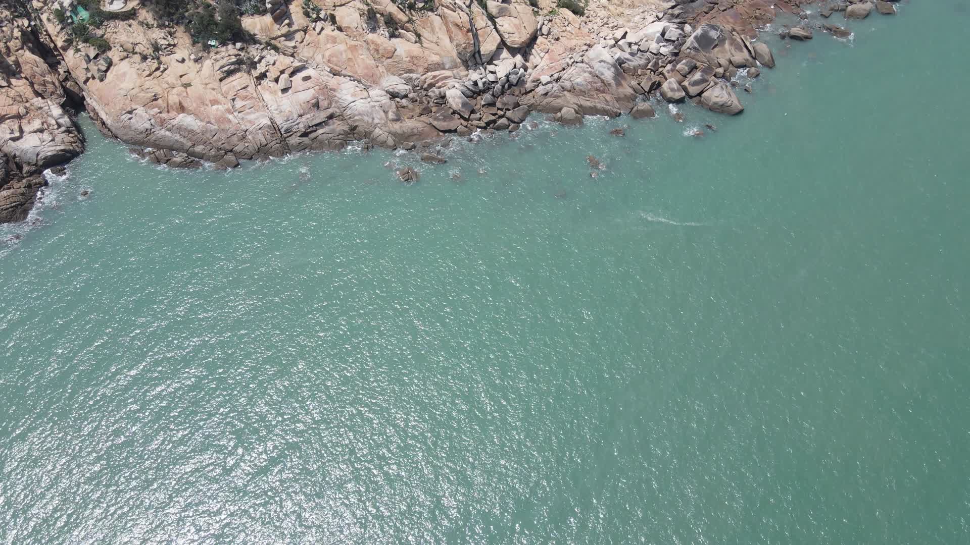 航拍大海海洋礁石沙滩视频的预览图