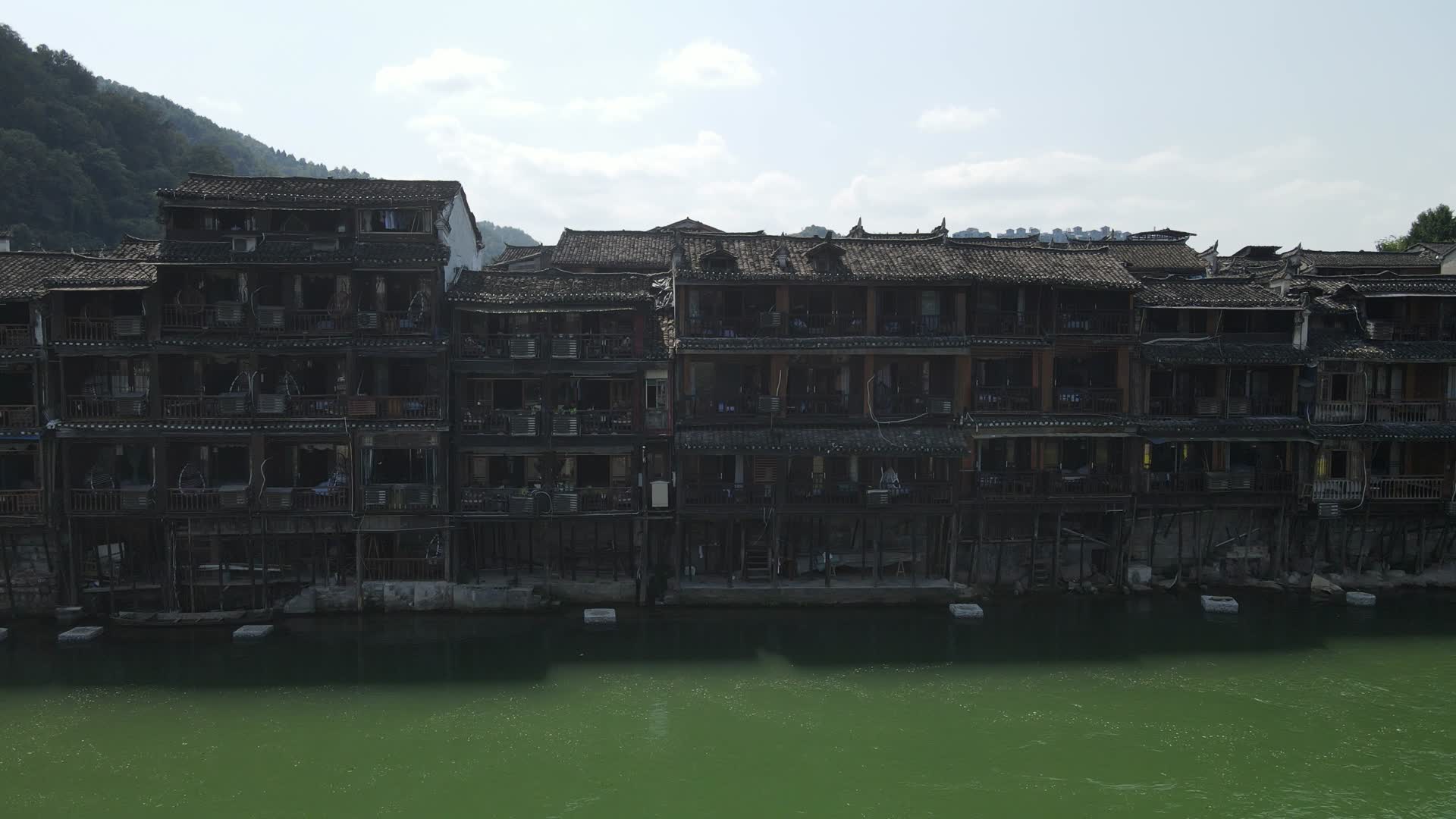 航拍湖南凤凰古城4A景区视频的预览图