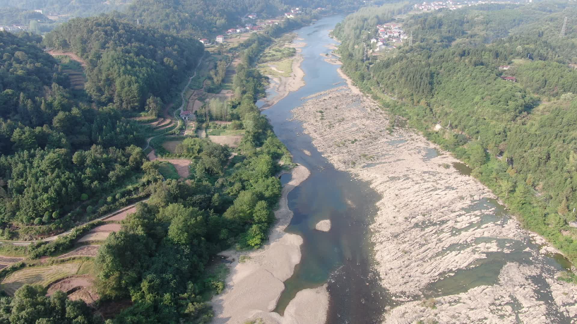 航拍大山干枯的河流视频的预览图