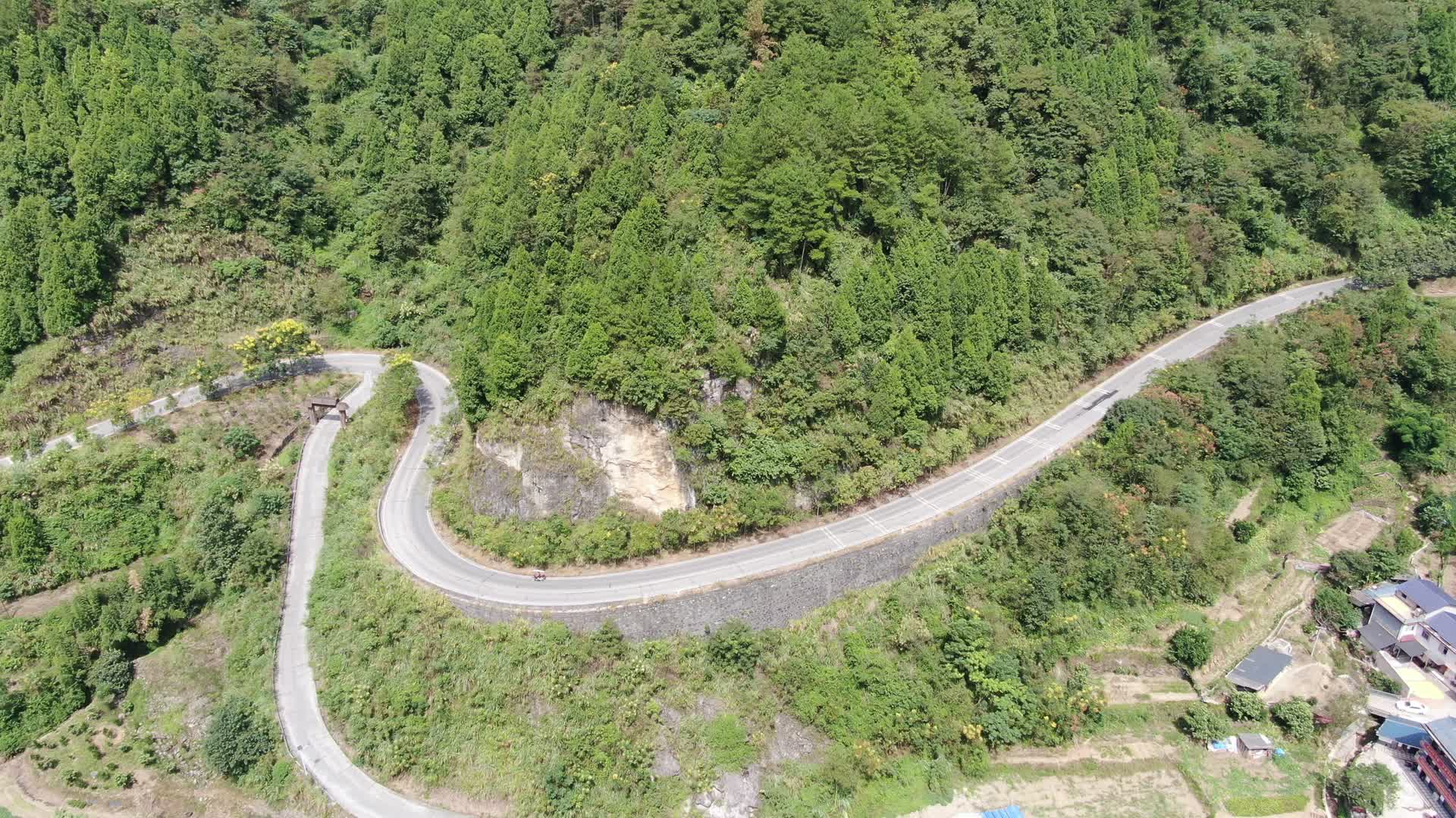 航拍大山山腰交通道路视频的预览图